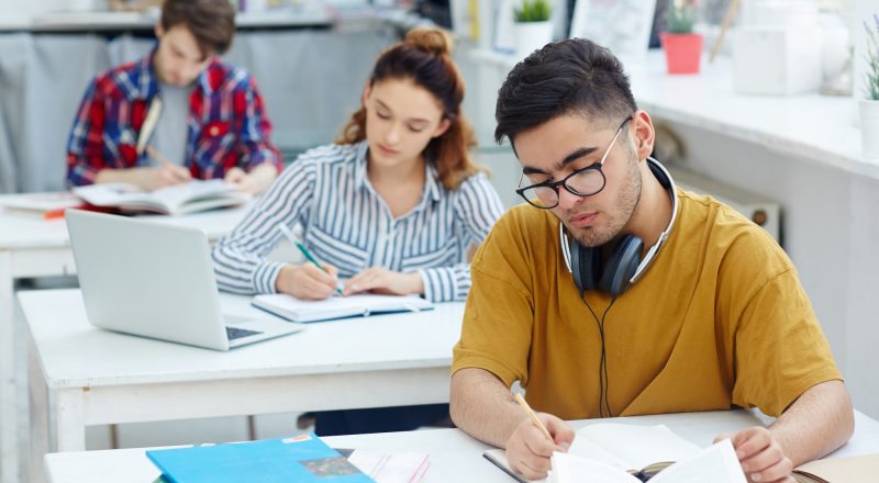 Membangun Keunggulan Akademik melalui Peningkatan Mutu Pendidikan dan Riset